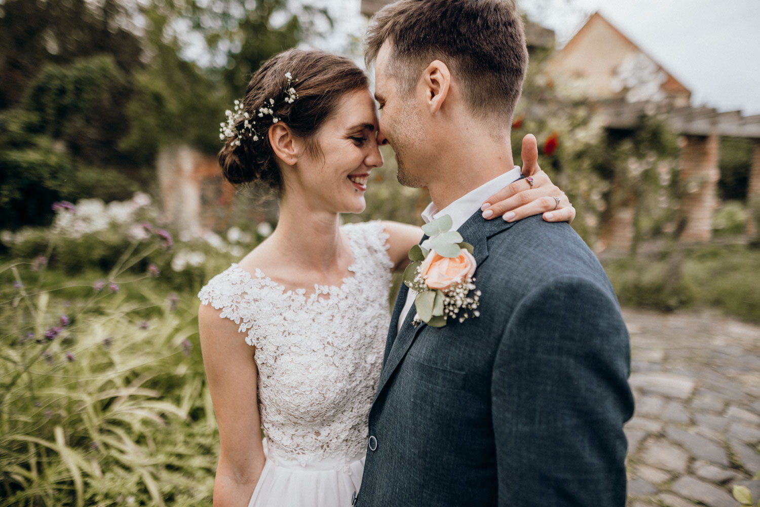 Beautiful wedding story in Chateau Třebešice